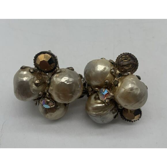 Vintage Mixed Lot 8 Pairs Clip On Earrings Monet Trifari Vendome Plus Read - Picture 2 of 14